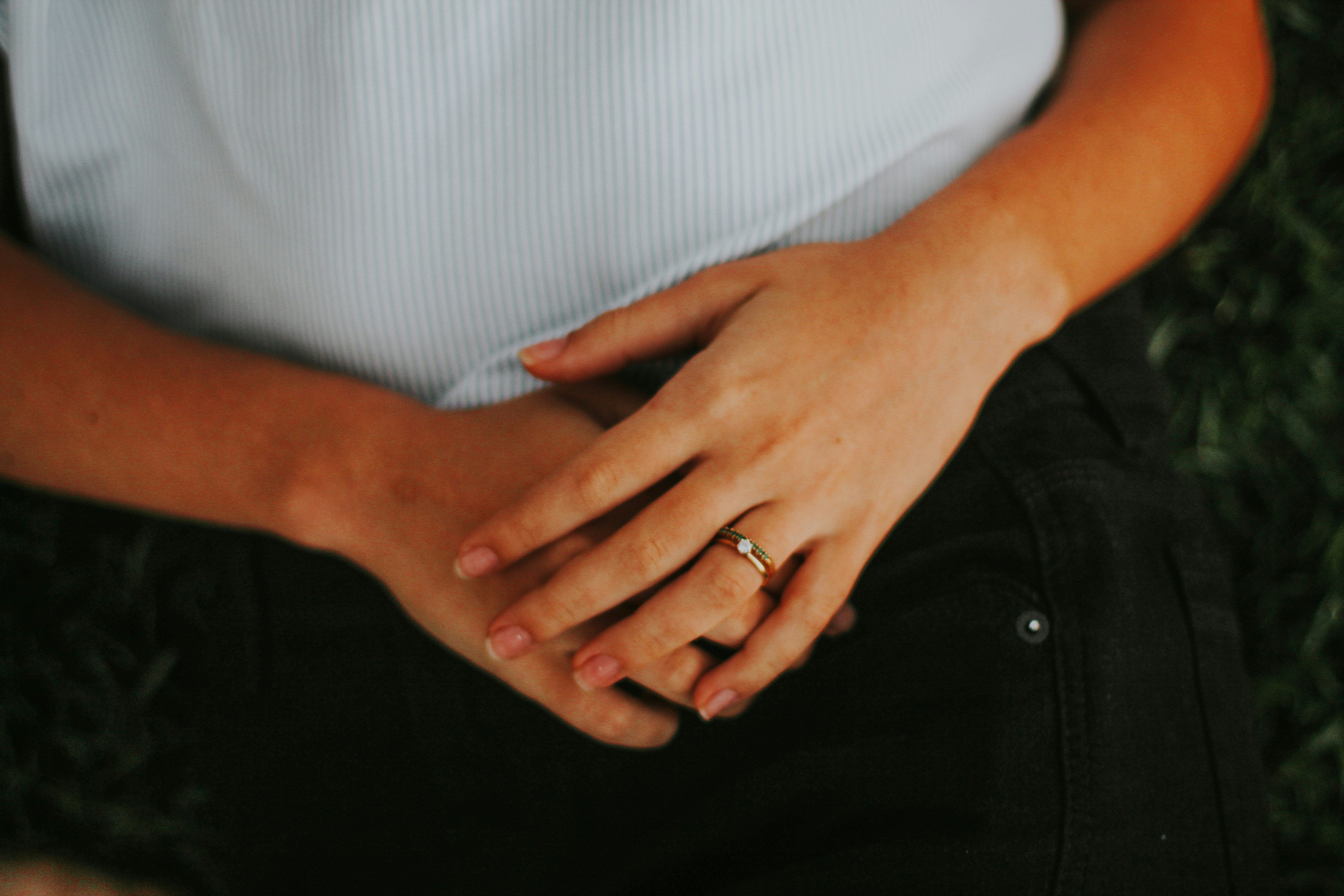 Frau mit entspanntem Bauch hält Hände auf den Bauch – Symbol für ganzheitliche Darmgesundheit mit Gut Boost