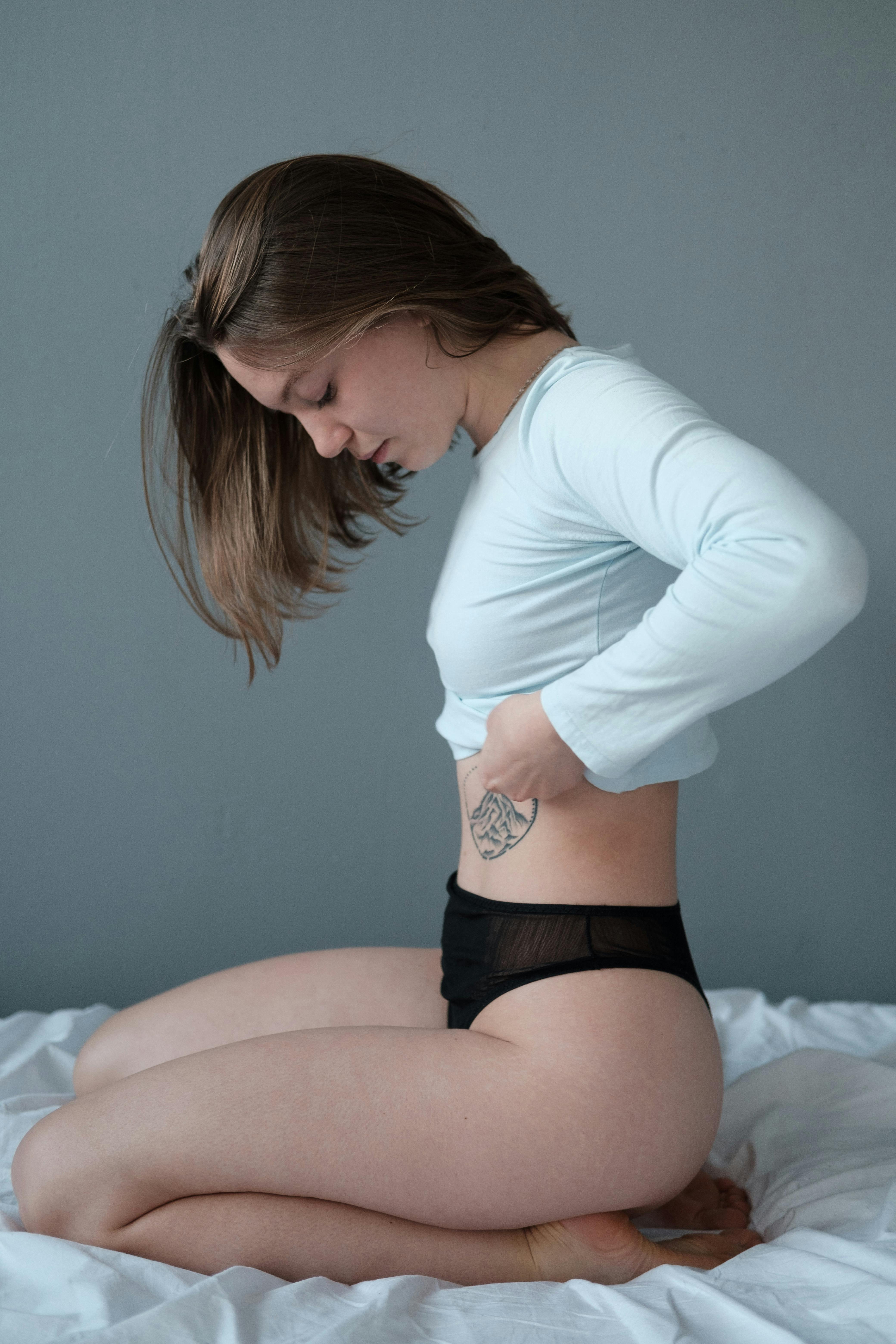 Verdauungsprobleme bei Frauen: Ursachen, Einflussfaktoren und die potenzielle Rolle von Neem