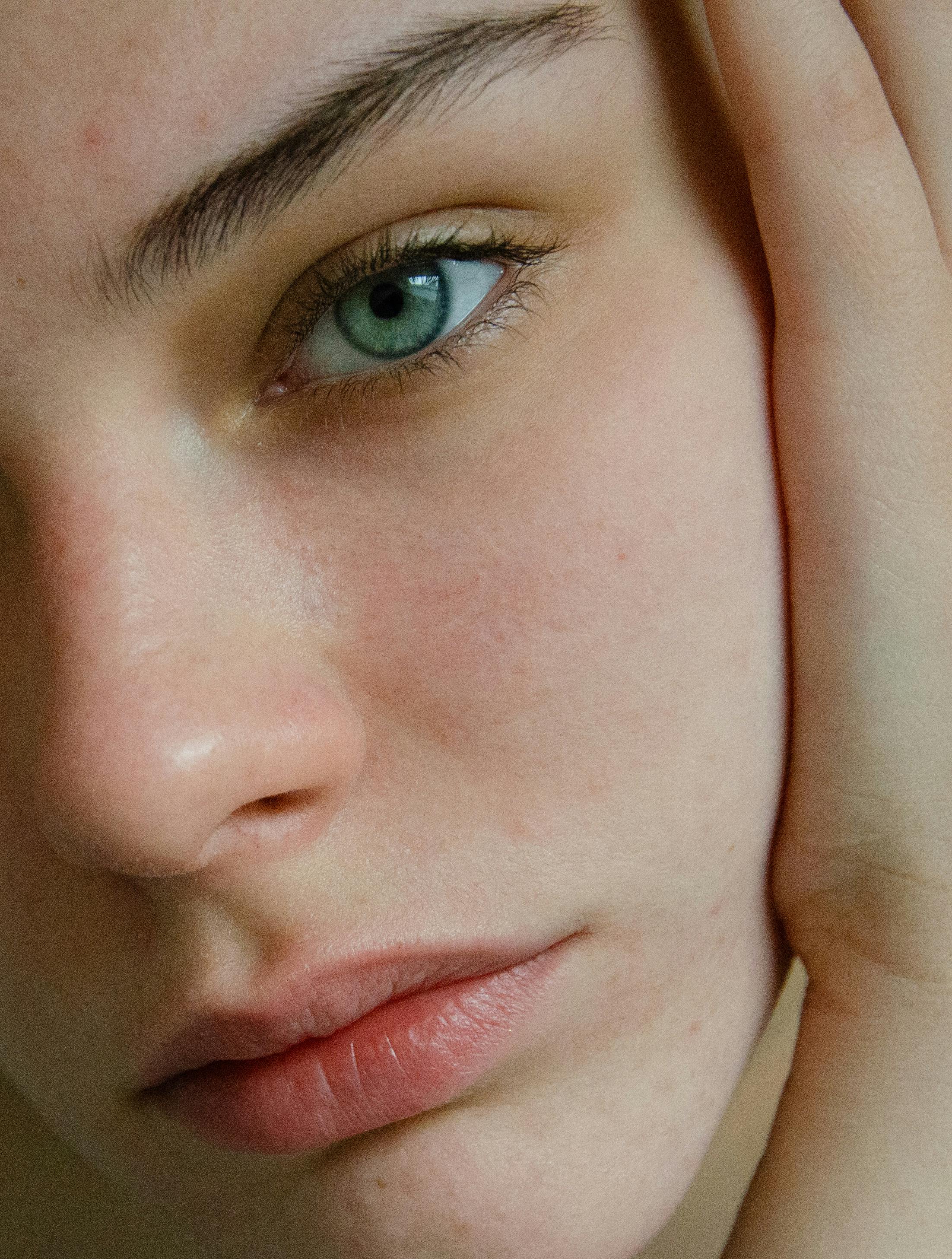Frauengesicht nach der behandlung mit Reeleef Skin Boost Neemblattpulver Nahrungsergänzungsmittel