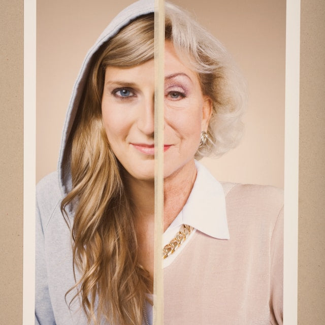 Longevity langlebigkeit. Junge Frau neben alter Frau
