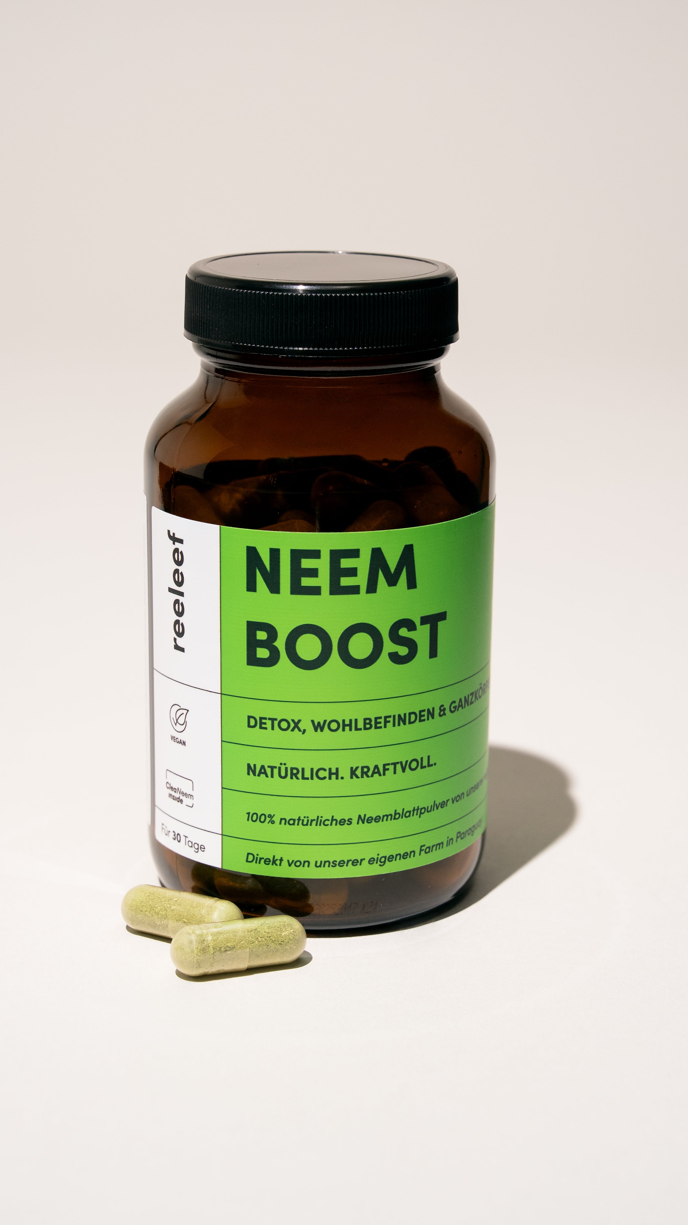 Reeleef Neem Boost - Neem Kapseln im Glas mit Neem Kapseln vor dem Glas. Neem Pulver in Neem Kapseln für ein natürliches Detox, Magendarmgesundheut und innere ballance