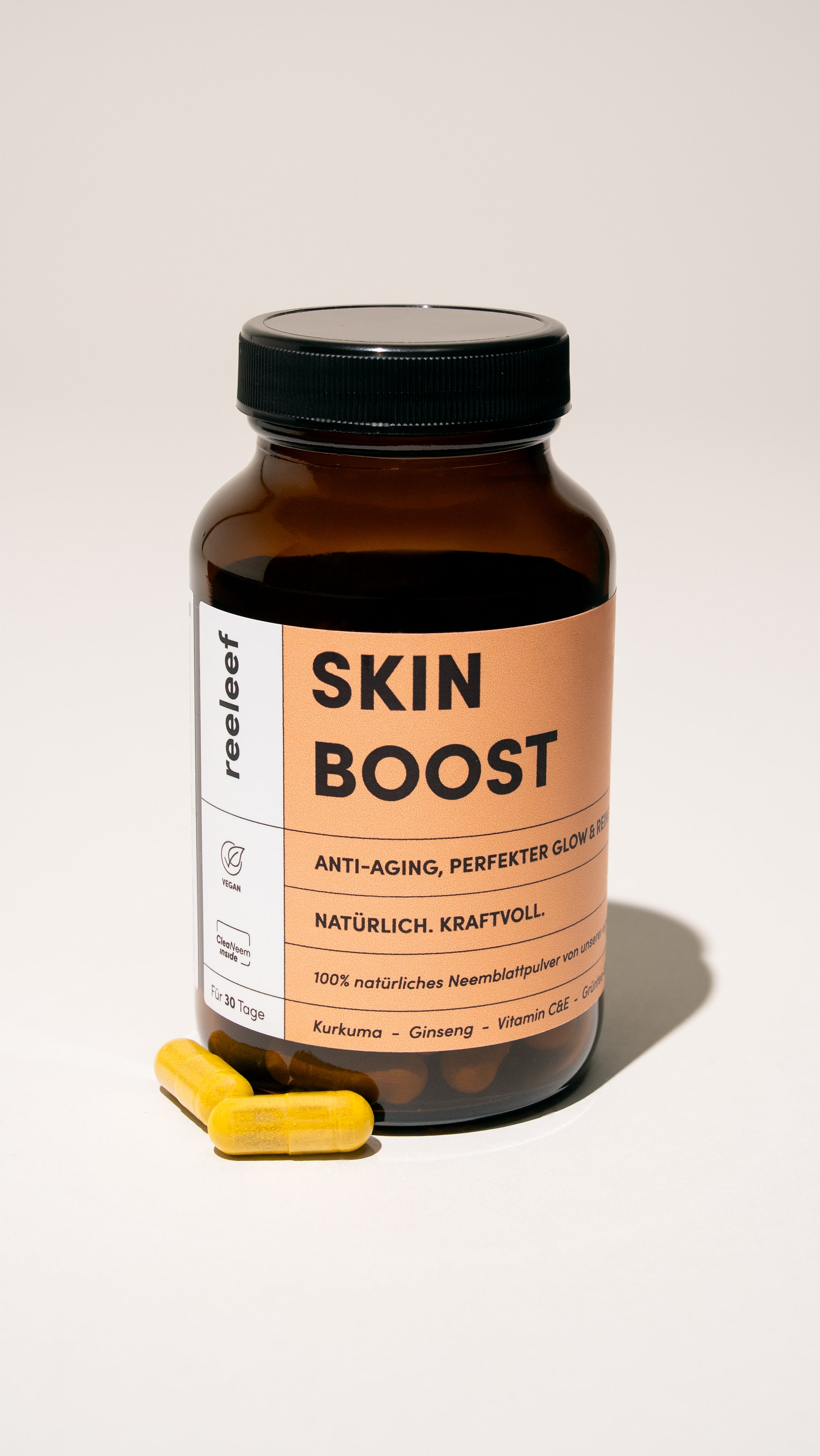 Reeleef Glass Skin Boost mit Neem Kapseln vor dem Glaß. Neem Pulver in Neem Kapseln für Schönheit von innen und Hautpflege von innen